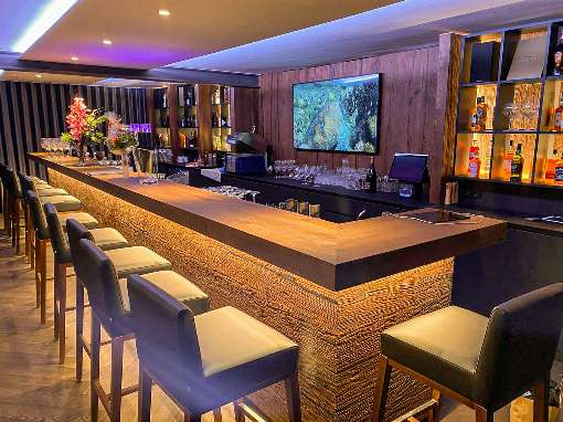 Bild 1: Schn hinterleuchteter Tresen in der Lounge-Bar Schlossplatz 12. Foto:  Schlossplatz12 